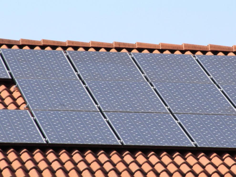 Instalaciones fotovoltaicas de autoconsumo en el tejado de una vivienda.
