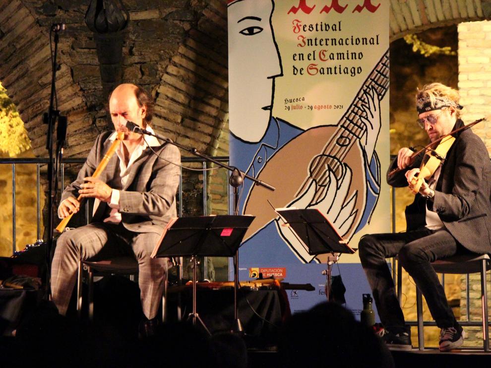Carlos Núñez, a la izquierda, con uno de sus músicos.