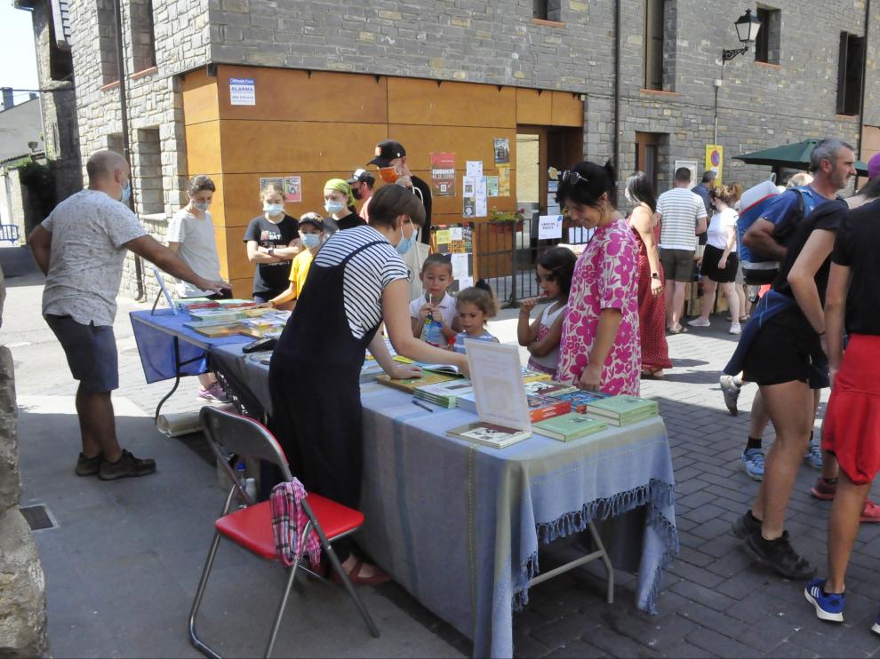 Villanúa celebra una animada Feria del Libro y el Cómic