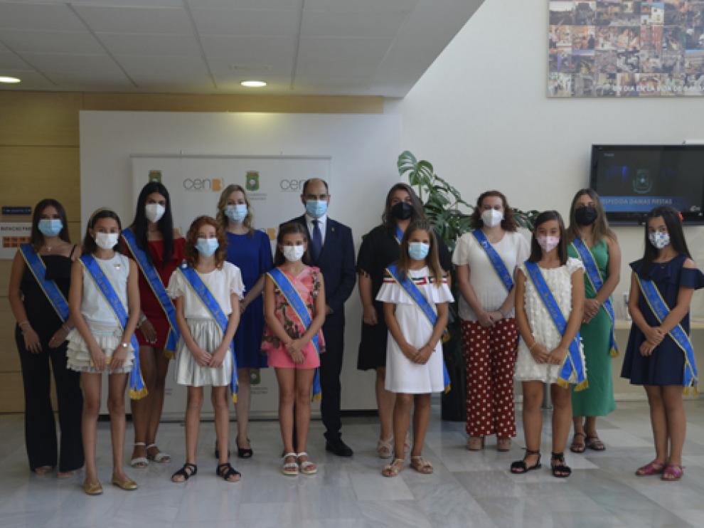 Foto de familia de las Damas de las Fiestas con autoridades, con el alcalde a la cabeza.