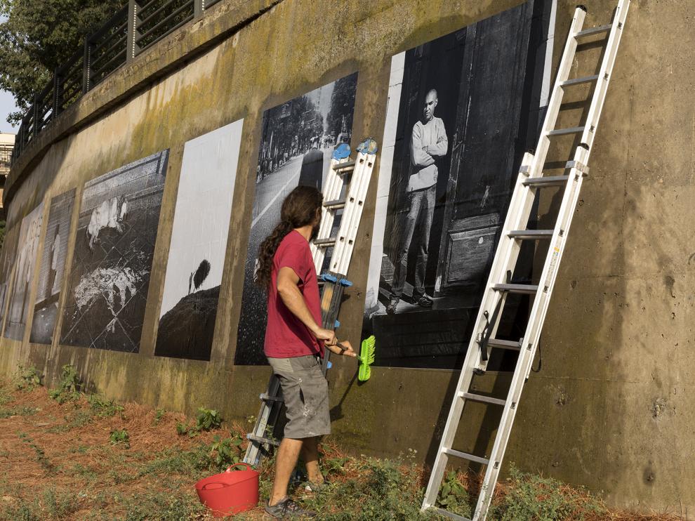 Montaje de la exposición La memoria sumergida, de Xhon López Mora, en los muros del río Vero.