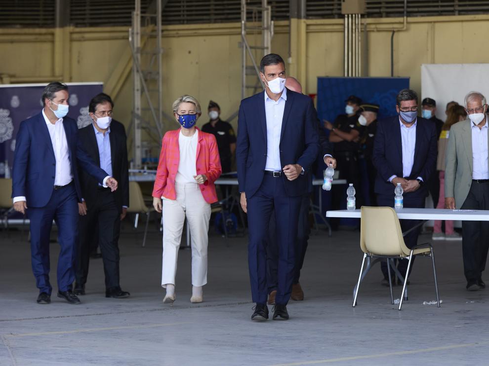 Pedro Sánchez durante una visita al dispositivo de atención y acogida de ciudadanos europeos y colaboradores afganos instalado en la base aérea de Torrejón de Ardoz.