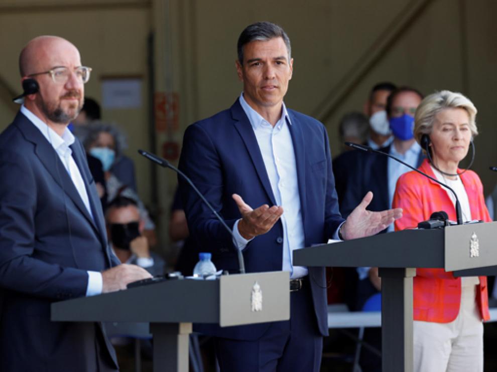 Pedro Sánchez, con Ursula Von der Leyen y Charles Michel intervienen durante su visita al centro de acogida de refugiados en Torrejón de Ardoz