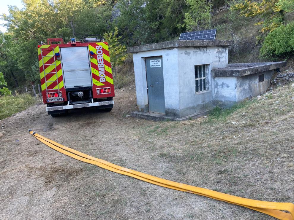 Un camión del SPEIS de la Diputación de Huesca suministra agua al depósito de Samitier.