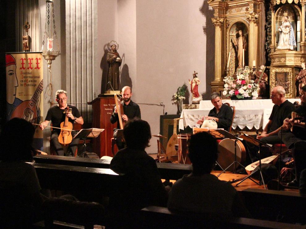 Capella de Ministrers ofreció un concierto en la iglesia de San Martín de Hecho.