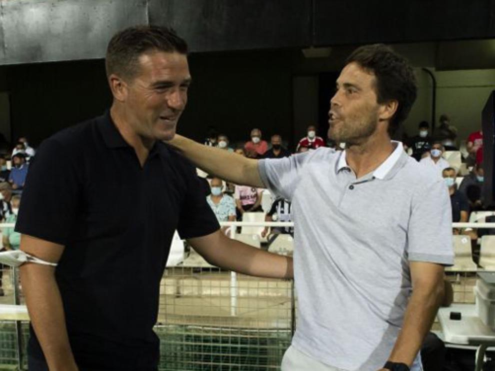 Luis Carrión saluda al exentrenador del Huesca, Rubi, en el Cartagena-Almería de la primera jornada.