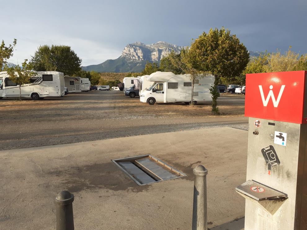 Parquin para autocaravanas de Aínsa, con servicio para la evacuación de aguas y posterio llenado.