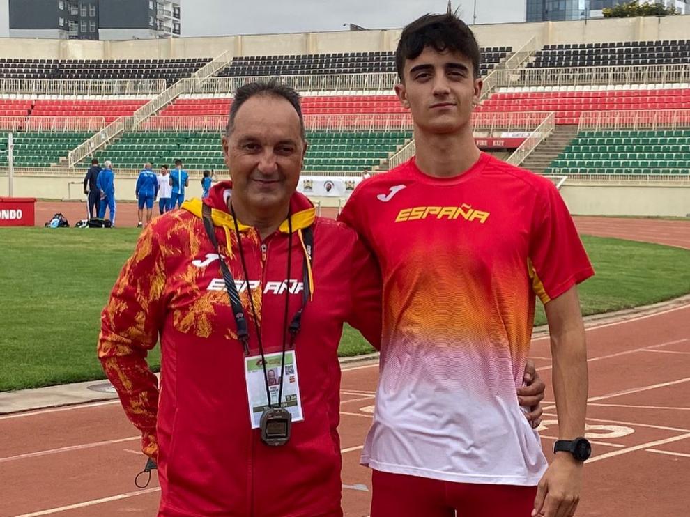 Phondy, entrenador del albeldense, en el estadio keniano junto a Pol Oriach.