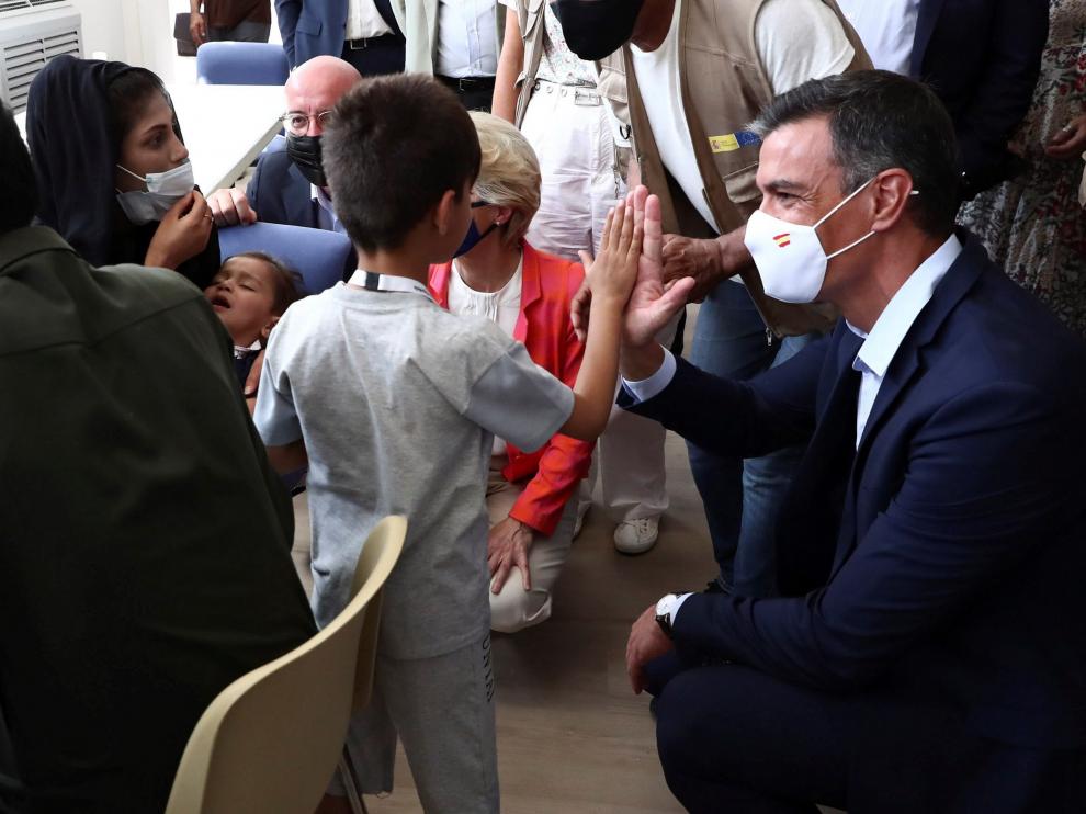 Sánchez visitando el campo de refugiados de Torrejón