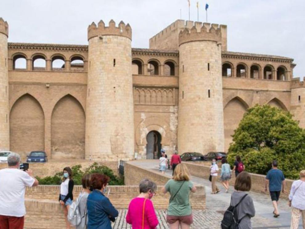 Turistas en el Palacio de la Alfajería en Zaragoza
