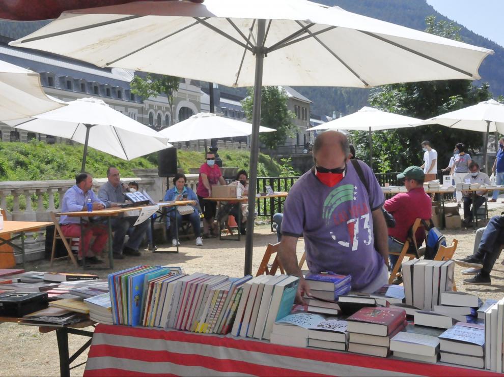 Un hombre observa el material de la librería Oroel.