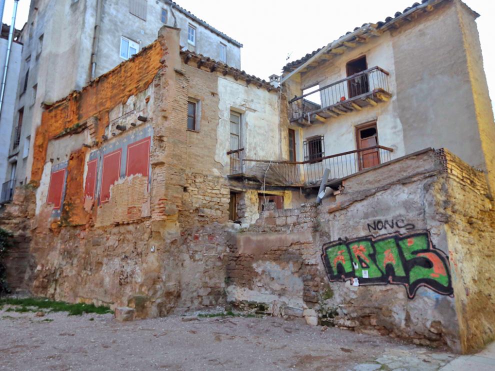 El solar, ubicado en el casco presenta un estado de abandono