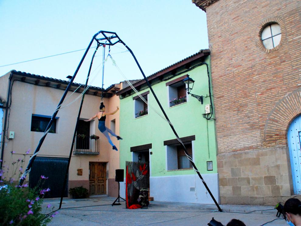 Espectáculo de danza aérea y suspensión capilar Ara, de la artista colombiana Andrea Ríos