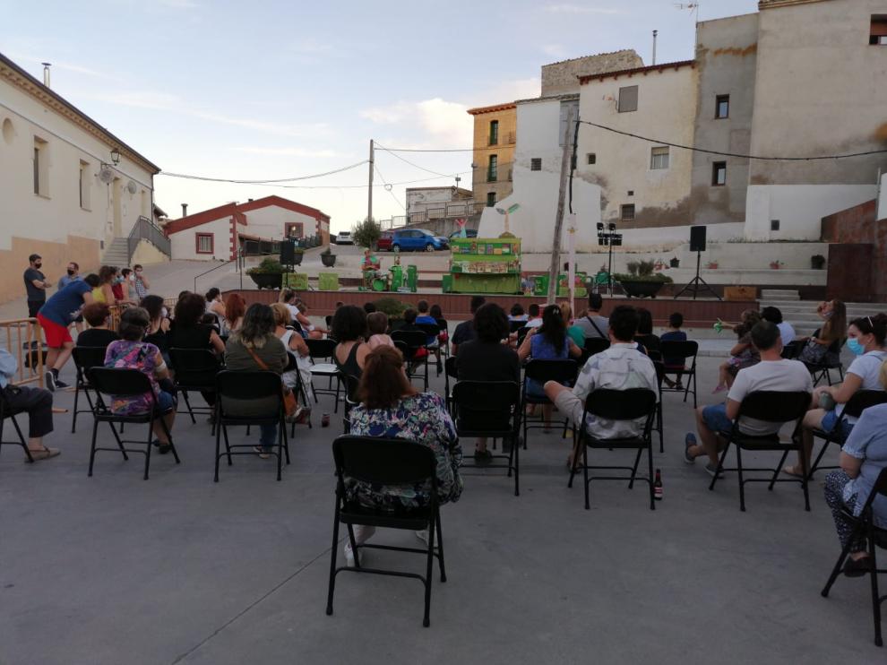 Asistentes a uno actuación de jotas dentro los actos culturales celebrados el año pasado en Alcalá de Gurrea.