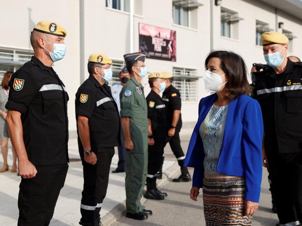 La ministra de Defensa, Margarita Robles, en su visita este lunes al Cuartel General de la Unidad Militar de Emergencias (UME), en la Base Aérea de Torrejón de Ardoz