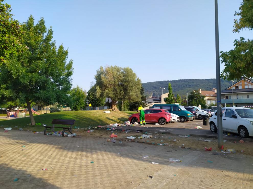 Servicios municipales de limpieza de Jaca limpiando los restos del macrobotellón en la mañana del domingo.