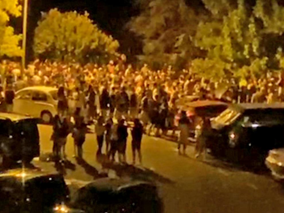 Macrobotellón la noche del sábado al domingo junto al Llano de Samper, en una imagen de un vídeo difundido por redes