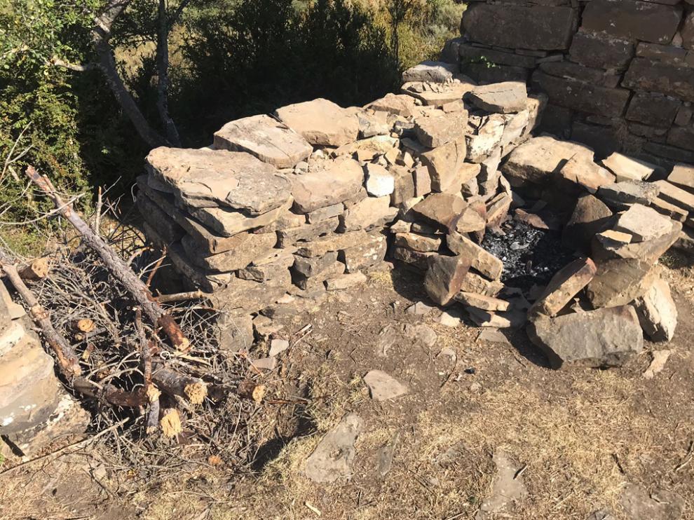 Restos del fuego encendido junto a la ermita de la Virgen de las Eras