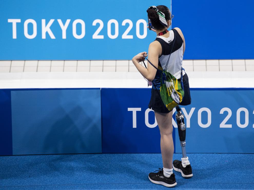 Una mujer espera durante una sesión de entrenamiento en los Juegos Paralímpicos de Tokio 2020 en el Centro Acuático de Tokio