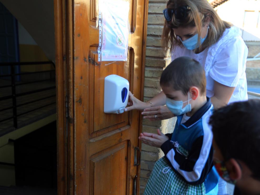 Unos niños desinfectan sus manos en el primer día del curso pasado.