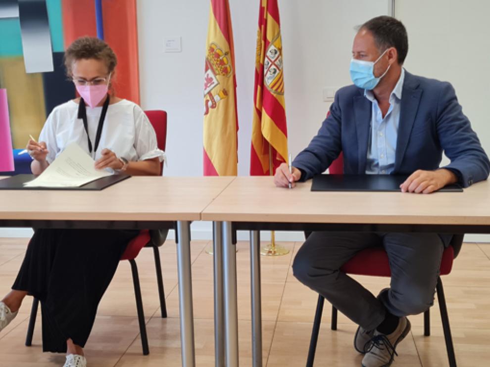 Estela Ferrer y Toni Martínez firman el convenio.