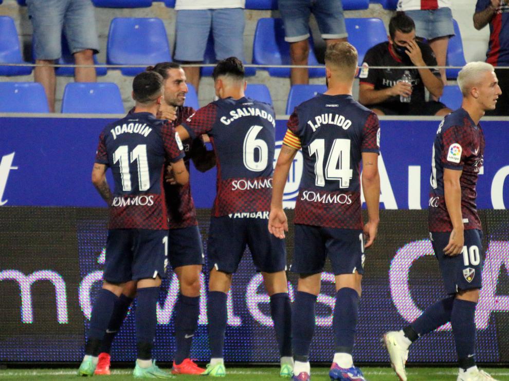 Mateu, felicitado por sus compañeros por generar el 1-0.