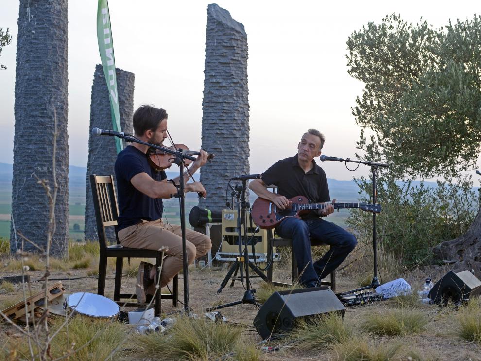 Mauro Durante y Justin Adams actuaron junto a la escultura Árboles como arquitectura.