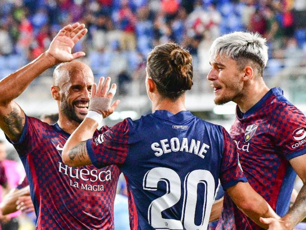 Mikel Rico, Seoane y Andrei Rațiu celebrando el segundo ante el Cartagena.