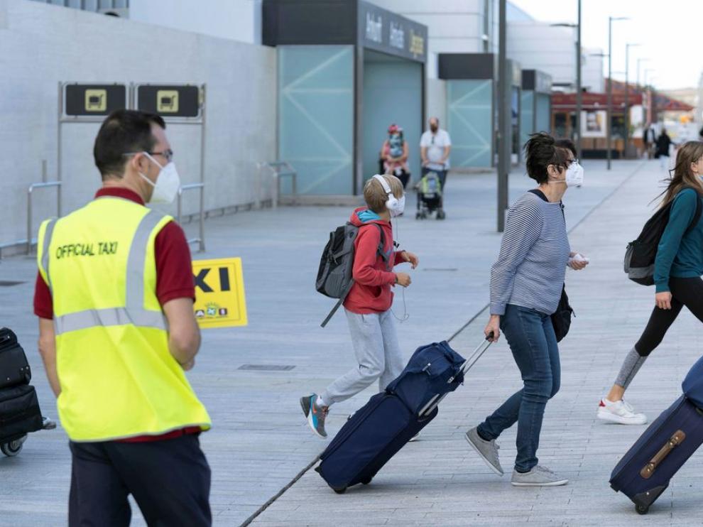 Turistas llegando al aeropuerto de Tenerife Sur