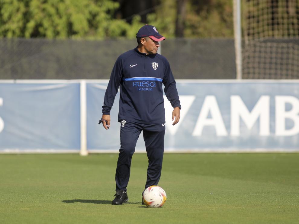 El técnico del Huesca, en un entrenamiento de esta semana