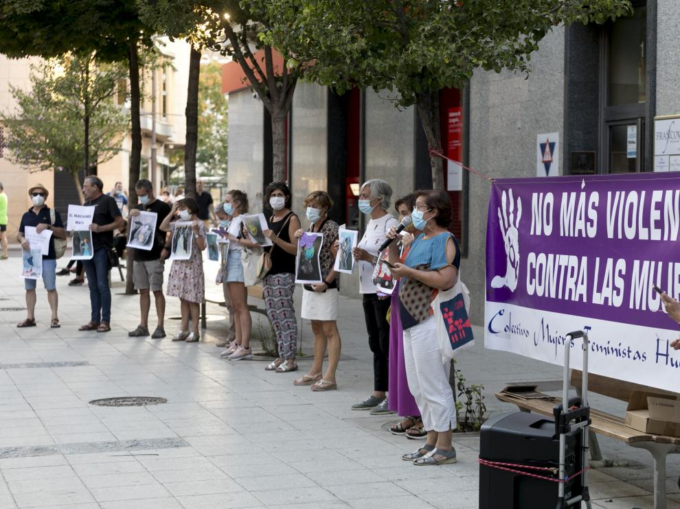 Lectura del manifiesto por parte del Colectivo Feminista de Huesca en defensa de las mujeres afganas.