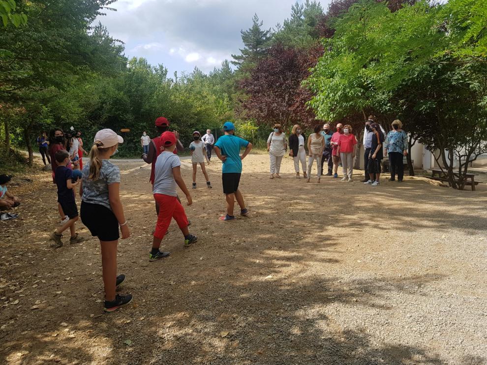 Algunos niños del Campamento Cheso junto con los visitantes de esta mañana