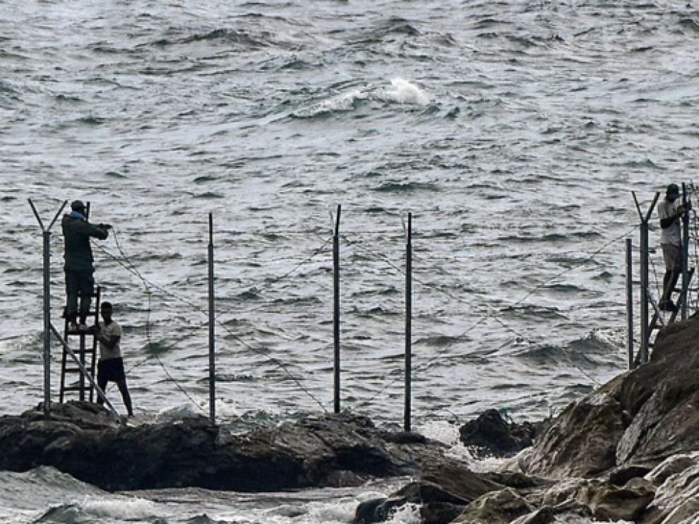 Inmigrantes en la playa de Tarajal el pasado mes de julio