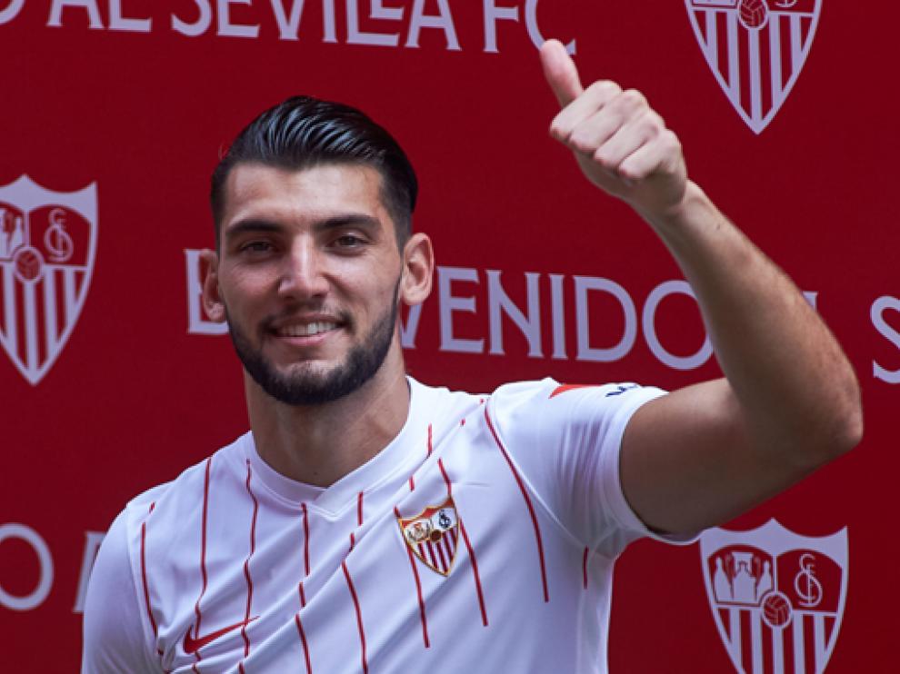 Rafa Mir, este martes en su presentación como nuevo jugador del Sevilla en el Ramón Sánchez-Pizjuán.