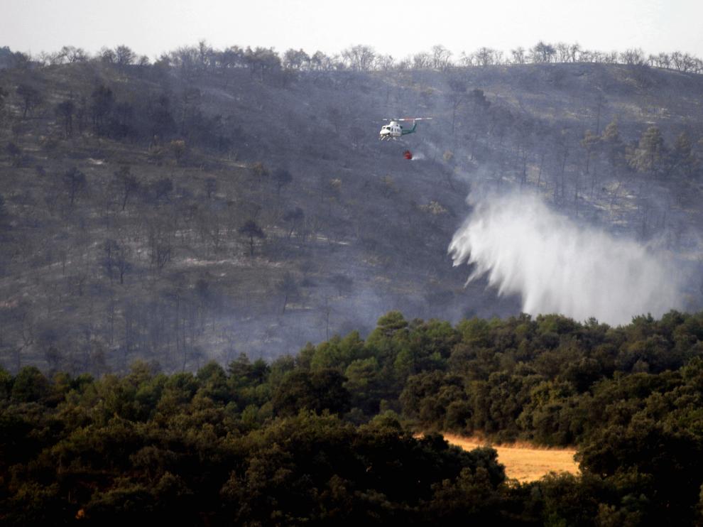 Trabajos de extinción del incendio en Torres del Obispo, el pasado mes de julio.