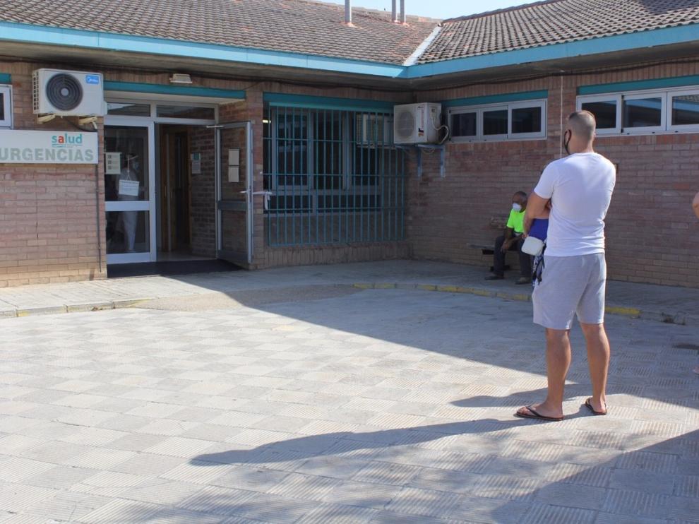 Usuarios esperan su turno en la entrada del Centro de Salud de Sariñena.