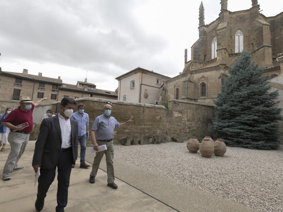 El alcalde, Luis Felipe, y el delegado patrimonial de la Diocesis, José María Nasarre, en la visita.