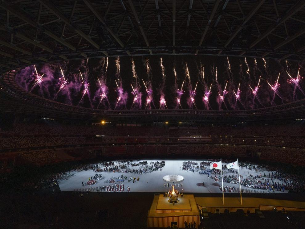 Vista general de la ceremonia inaugural, con las banderas de Japón y del movimiento paralímpico presidiendo.