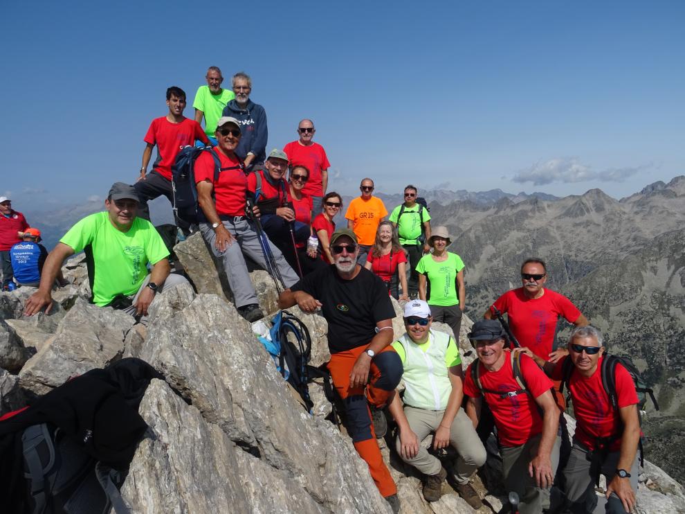 Foto de grupo en la cima del tres mil ribagorzano