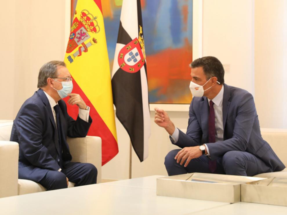 Juan José Vivas y Pedro Sánchez durante la reunión de este miércoles.
