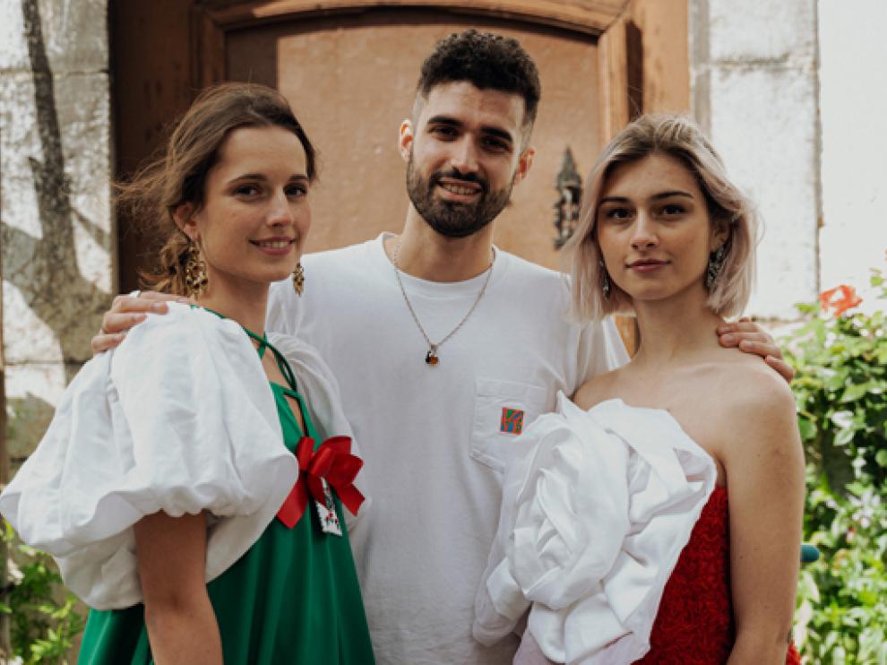 El diseñador de moda Enrique Carrera entre las dos jóvenes ansotanas que se prestaron como modelos.