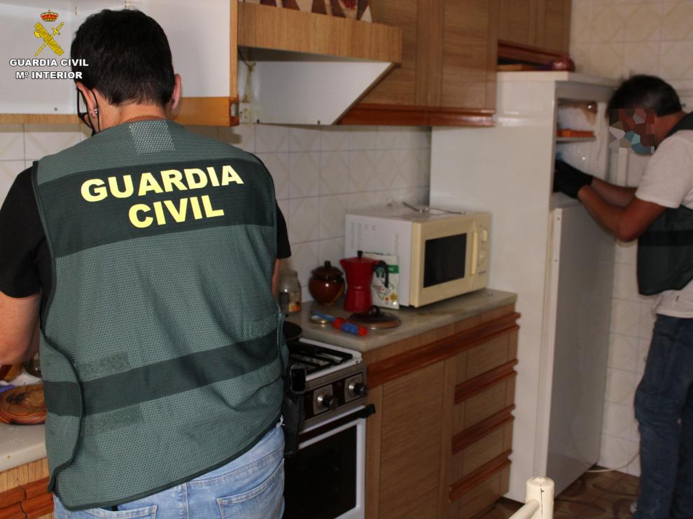 La Guardia Civil registra uno de los locales registrados en la Operación Claustrum