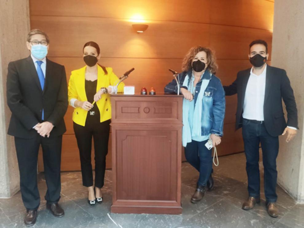Los diputados del PAR Arturo Aliaga, Esther Peirat y Jesús Guerrero, junto a María Jesús Morera.