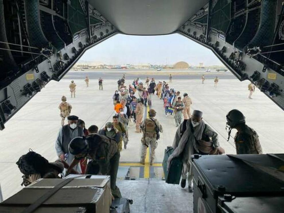 Refugiados afganos entrando en los aviones enviados por España
