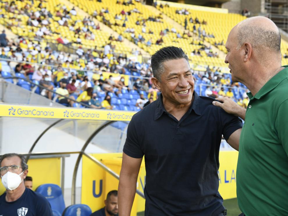 Ambriz y Mel se saludan antes del inicio del partido