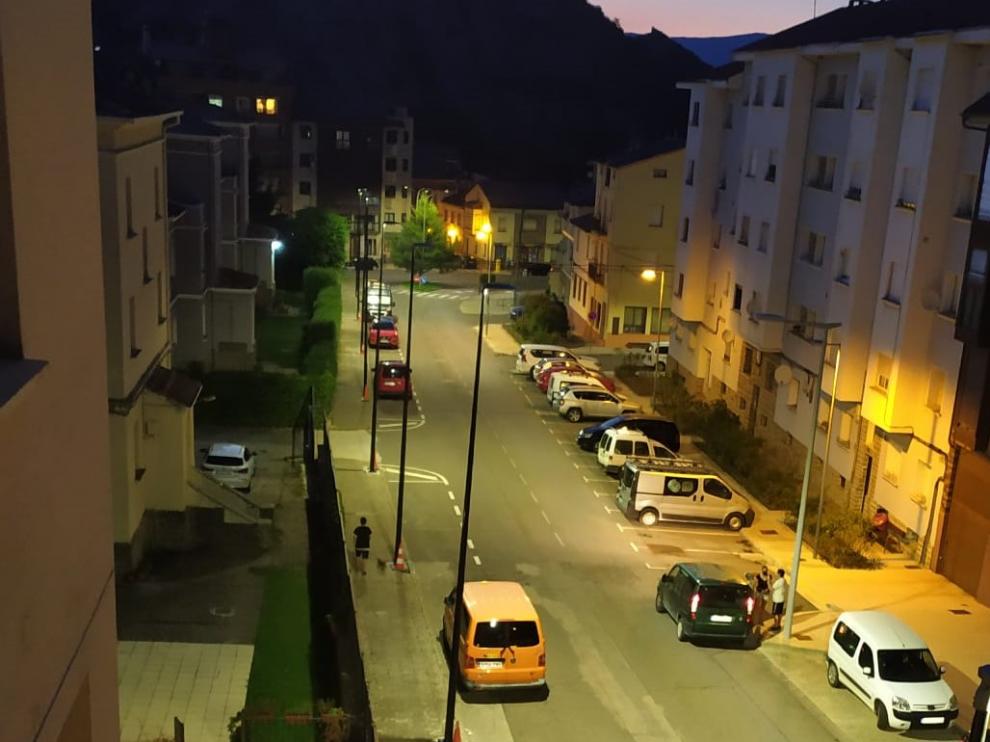 Así luce el nuevo alumbrado instalado en la avenida de Yebra de Sabiñánigo.