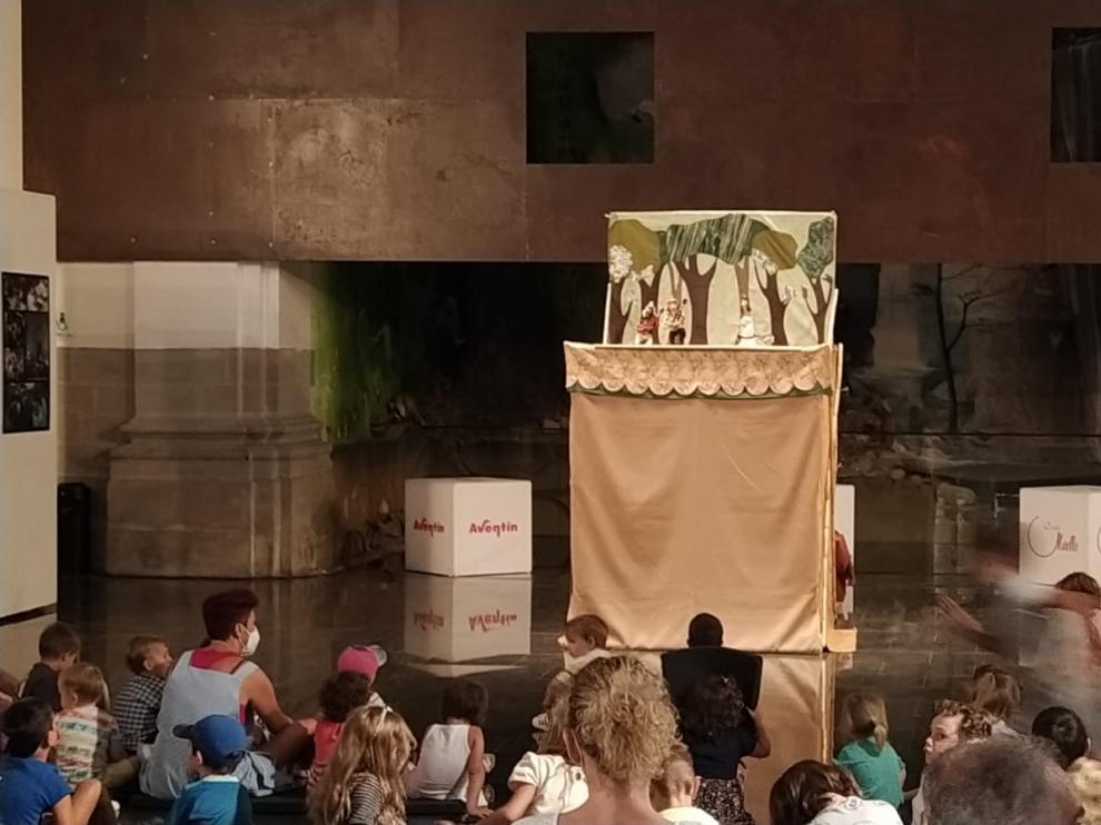 Unos 60 niños asistieron a la actuación de Trapusteros Teatro en la nave central de Espacio Pirineos.