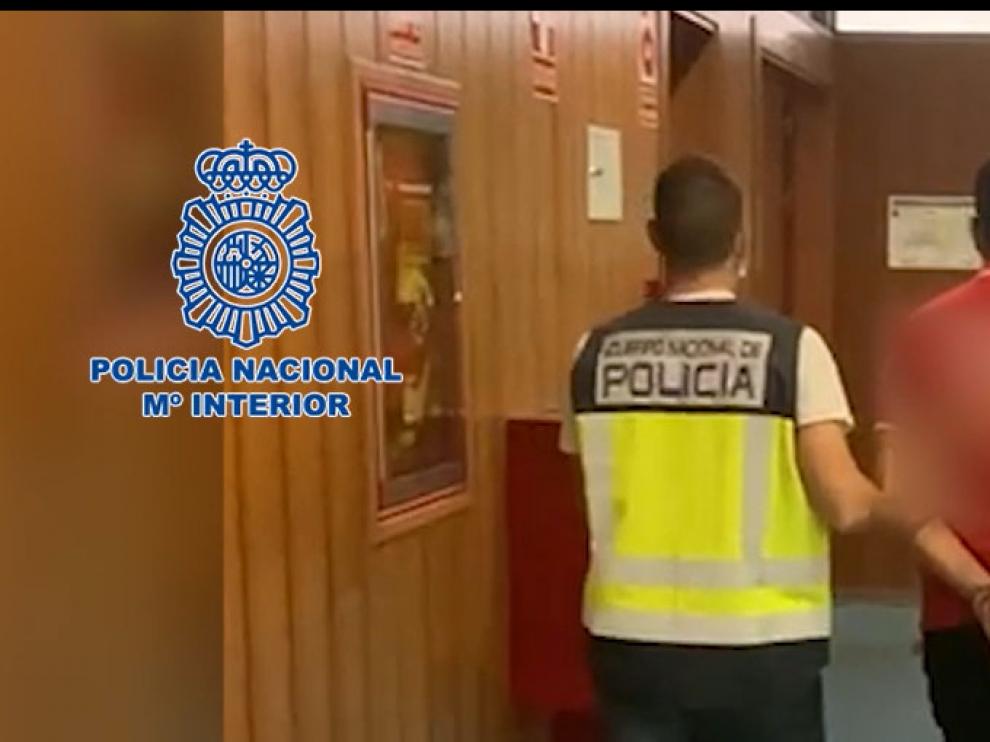 Agentes de la Policía Nacional trasladando al detenido.