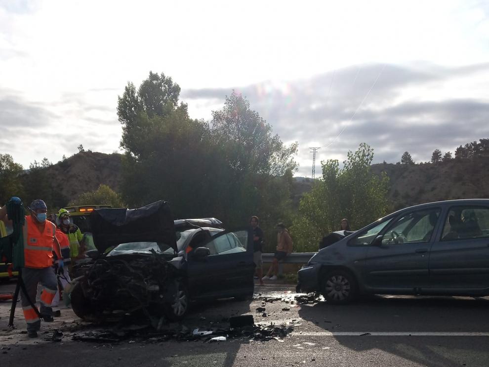 Vehículos implicados en el accidente por el choque frontal en Hostal de Ipiés