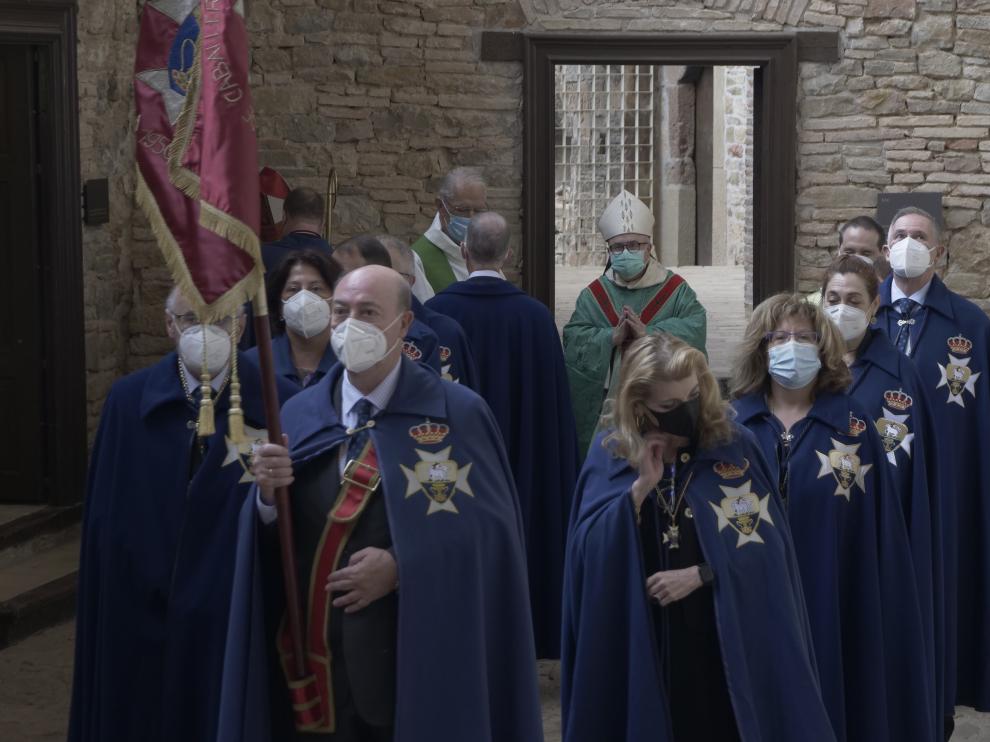 Caballeros y damas de la Real Hermandad de San Juan de la Peña en el acto conmemorativo.